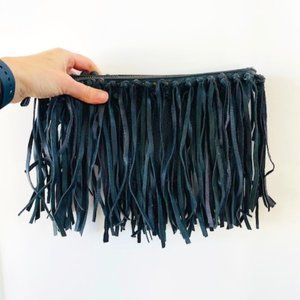 House of Harlow 1960 hayden fringe clutch in black